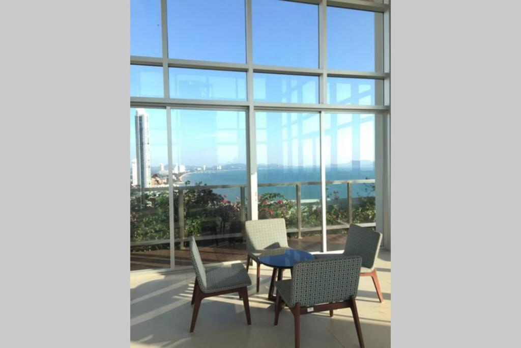 Stunning Seaview Suite Jomtien Beach Extérieur photo